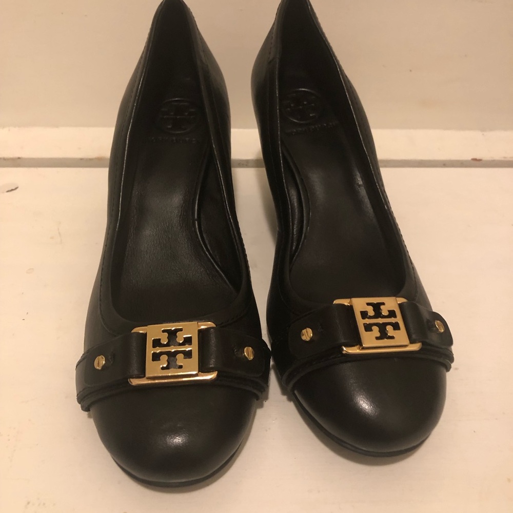 Tory Burch Black Leather Ambrose Logo Embellished Wedge Pumps (6.5)
